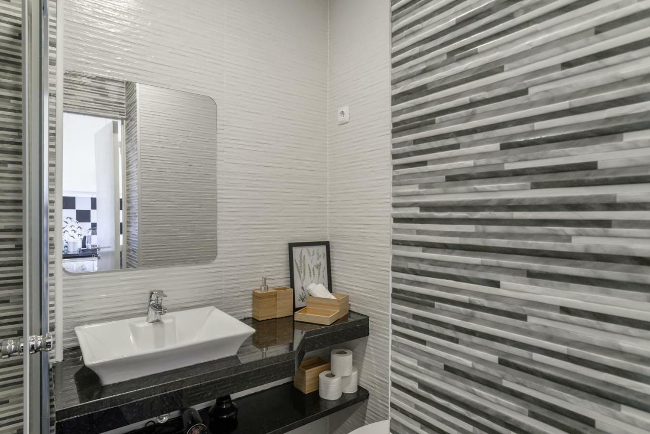 Charming Apartment- Authentic Experience In Graca Lisbon Exterior photo
